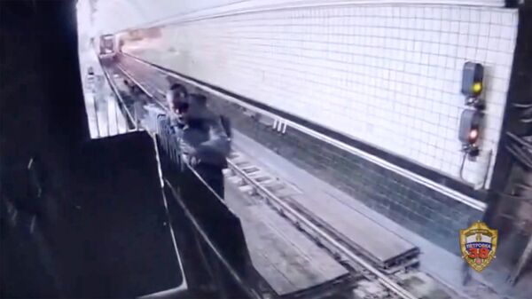 Момент проникновения пассажира московского метро в тоннель