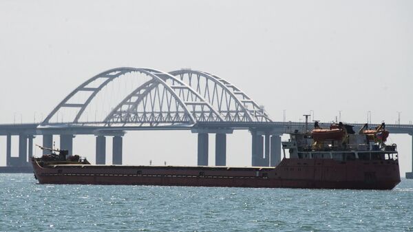 Грузовое судно у Крымского моста через Керченский пролив