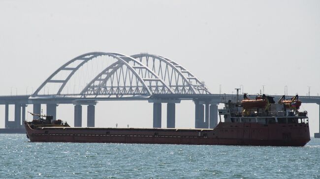 Грузовое судно у Крымского моста через Керченский пролив