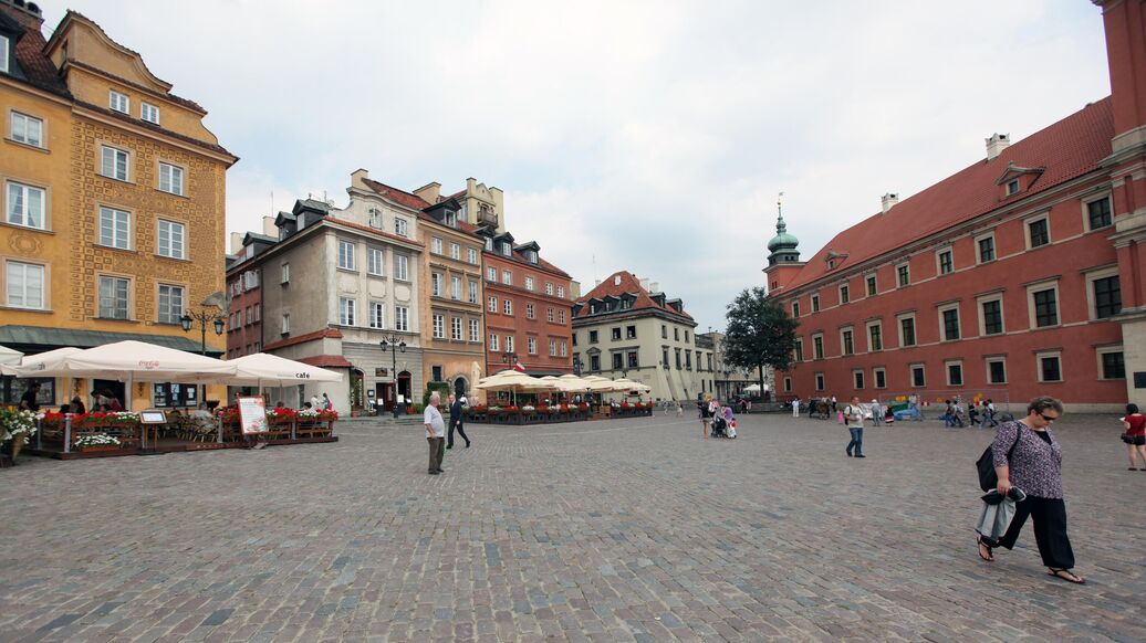 © РИА Новости / Владимир ПесняПерейти в медиабанк<br>Замковая площадь в Варшаве. Архивное фото