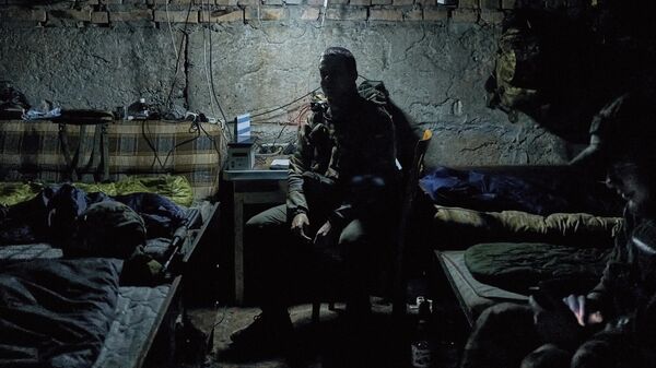 Украинский солдат в окопе на линии фронта. Архивное фото