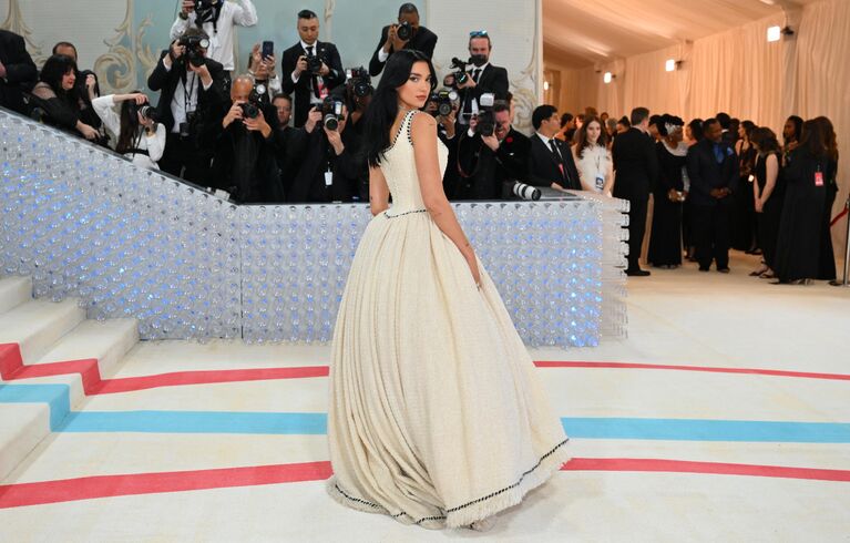 Английская певица Дуа Липа прибывает на Met Gala 2023 в Метрополитен-музее 1 мая 2023 года в Нью-Йорке