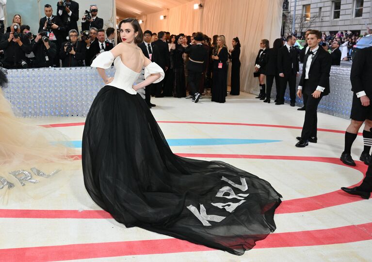 Американо-британская актриса Лили Коллинз прибывает на Met Gala 2023 в Метрополитен-музее 1 мая 2023 года в Нью-Йорке