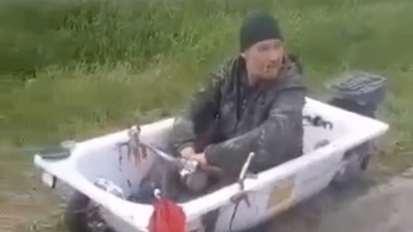 Житель Кубани в ванне на колесах. Кадр видео