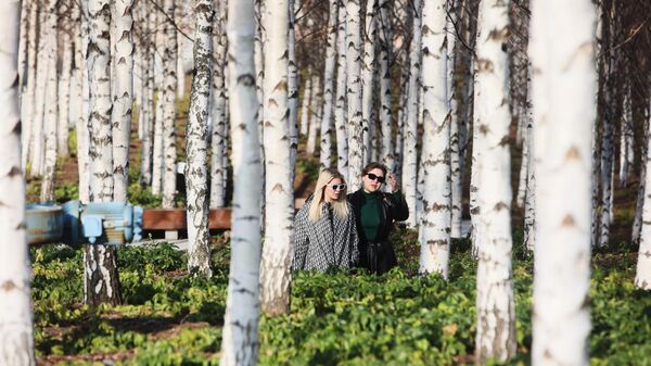 Девушки гуляют в парке в Москве