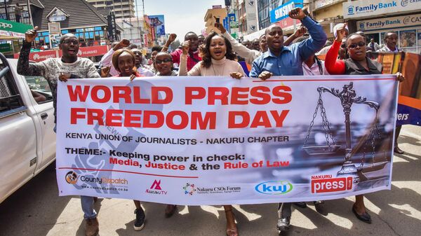 Журналисты и представители гражданского общества во время Всемирного дня свободы печати в Накуру, Кения