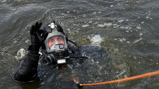 Тренировка спасателей на пожарном корабле Полковник Чернышев