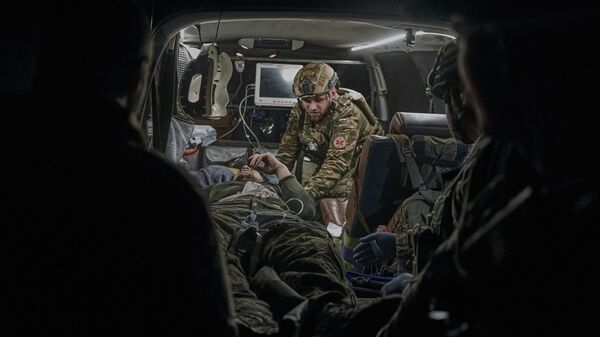 Военные медики оказывают первую помощь украинскому солдату. Архивное фото