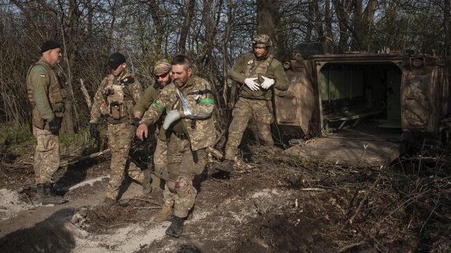 Раненые украинские военнослужащие под Артемовском. Архивное фото