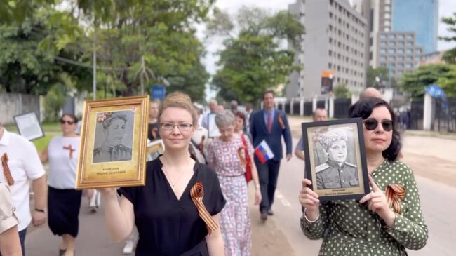 Акция Бессмертный полк прошла в столице Демократической республики Конго. Кадр видео