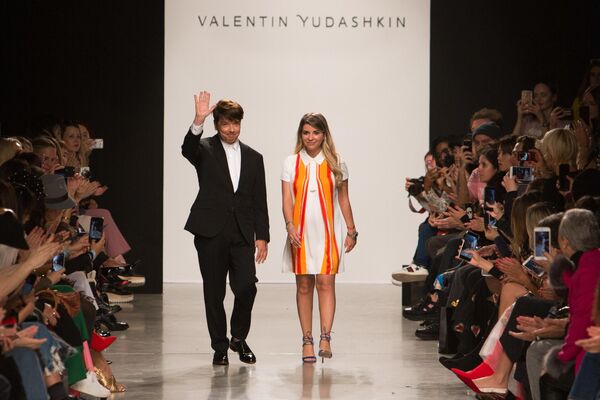 Модельер Валентин Юдашкин и дочь дизайнера Валентина Юдашкина Галина на показе своей новой коллекции на Неделе моды в Париже