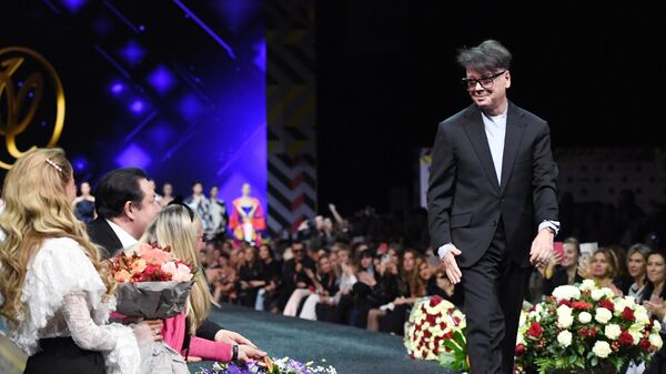 Дизайнер Валентин Юдашкин после показа новой коллекции в рамках недели моды Moscow Fashion Week в Гостином дворе в Москве