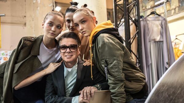 Модельер Валентин Юдашкин с моделями перед показом своей новой коллекции весна-лето 2019 года на Неделе моды в Париже
