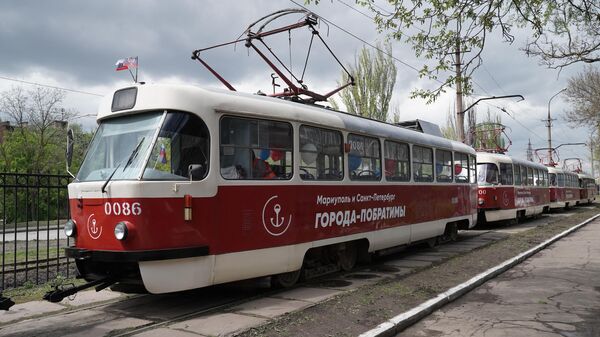 Трамваи, отремонтированные при помощи специалистов из Санкт-Петербурга, на церемонии ввода в эксплуатацию трамвайных путей в Мариуполе