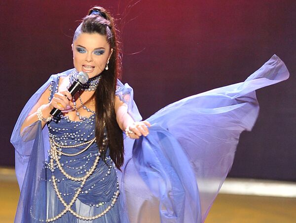 Певица Наташа Королева выступает на праздничном шоу модельера Валентина Юдашкина в Крокус Сити Холл