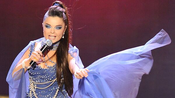 Певица Наташа Королева выступает на праздничном шоу модельера Валентина Юдашкина в Крокус Сити Холле