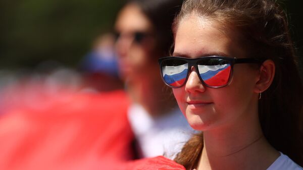 Девушка во время празднования Дня России