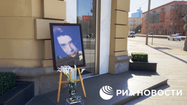 Цветы к портрету модельера Валентина Юдашкина возложили возле его Дома моды на Кутузовском проспекте в Москве