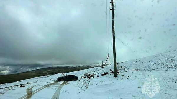 На 15 км автодороги Мехельта-Гагатли туристы из Екатеринбурга попали в снежный плен, из-за которого их автомобиль Фольксваген Поло занесло на скользкой дороге, и они застряли