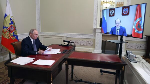 Президент России Владимир Путин проводит в режиме видеоконференции встречу с губернатором Алтайского края Виктором Томенко