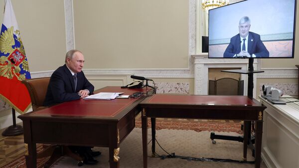 Президент России Владимир Путин во время встречи в режиме видеоконференции с губернатором Воронежской области Александром Гусевым