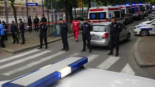 Сотрудники полиции Сербии на месте стрельбы в Белграде