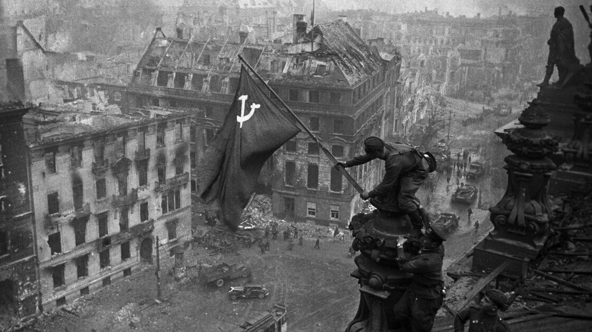 Знамя Победы на здании Рейхстага в Берлине, Великая Отечественная война 1941-1945 года - РИА Новости, 1920, 06.05.2023
