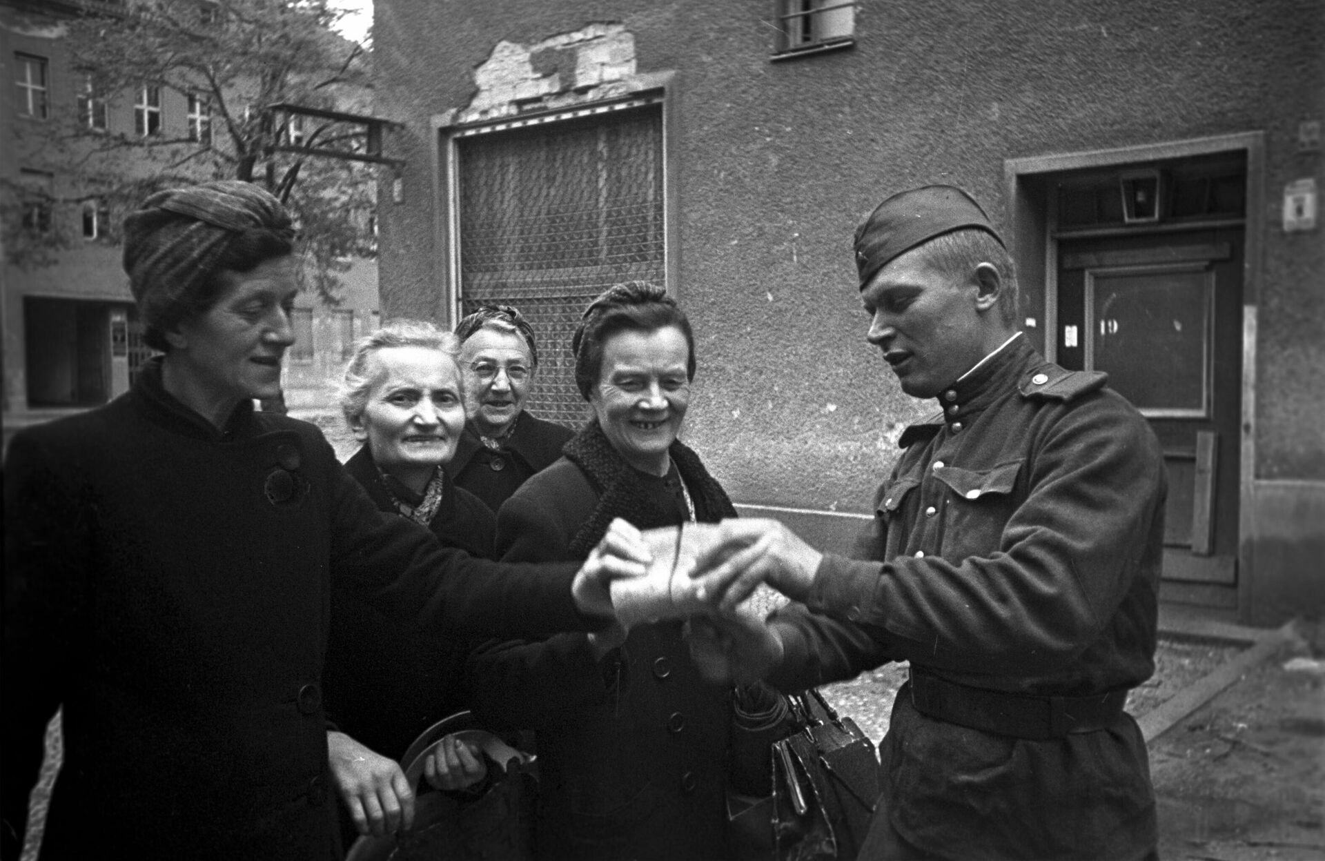 Советский солдат раздает хлеб женщинам Берлина, Берлинская стратегическая наступательная операция с 16 апреля по 8 мая 1945 года - РИА Новости, 1920, 03.05.2023