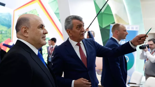 Председатель правительства РФ Михаил Мишустин с главой Северной Осетии - Алания Сергеем Меняйло