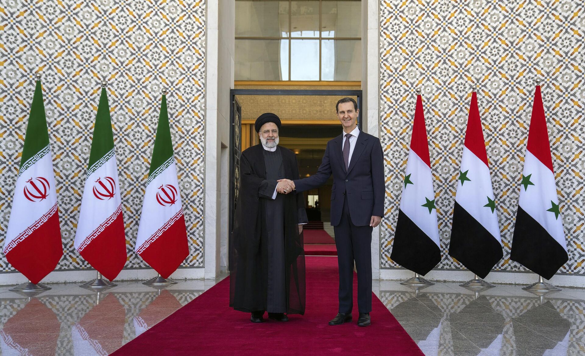Президент Ирана Ибрахим Раиси и президент Сирии Башар Асад во время встречи в Дамаске - РИА Новости, 1920, 17.05.2023