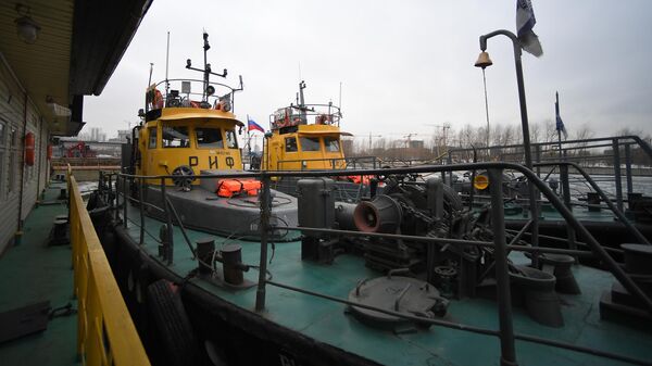Два ледокола ГУП Мосводосток, Риф и Норд, во время дежурства на Москве-реке