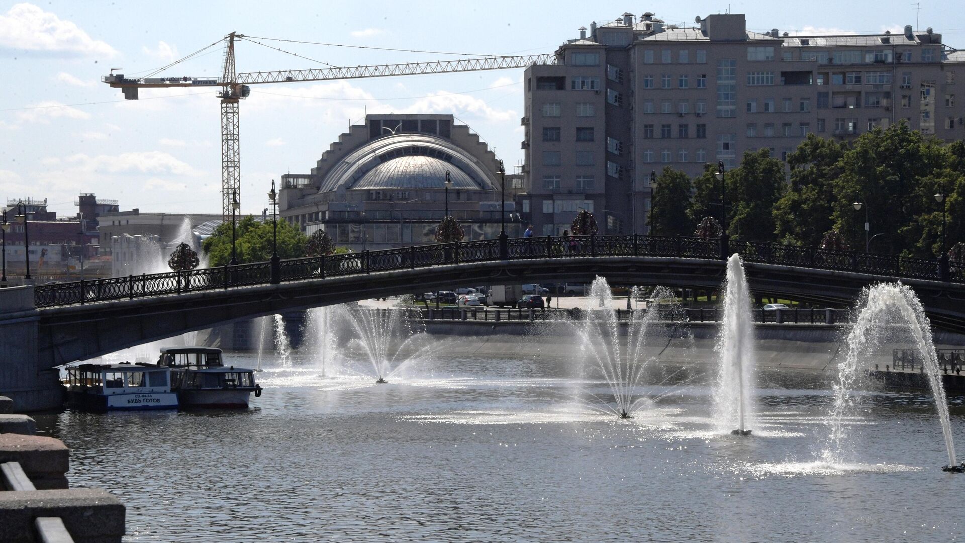 Плавающие фонтаны возле Третьяковского моста в Москве - РИА Новости, 1920, 29.04.2023