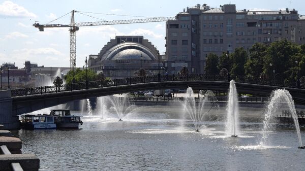 Плавающие фонтаны возле Третьяковского моста в Москве