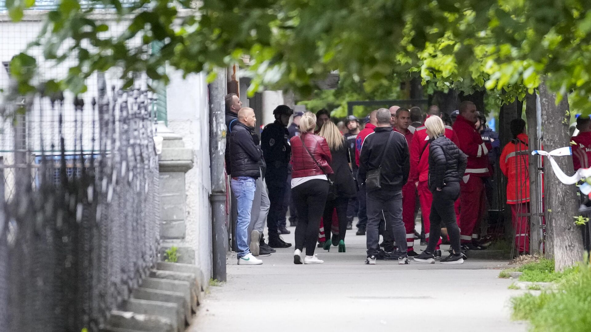 Полиция и медики перед школой имени Владислава Рыбникара в Белграде - РИА Новости, 1920, 03.05.2023