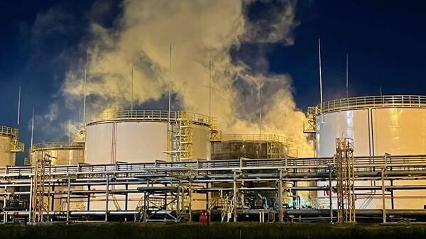 Тушение возгорания резервуаров с нефтепродуктами на Ильском нефтеперерабатывающем заводе в Северском районе Краснодарского края