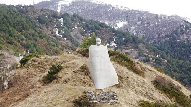 Село Нар, памятник Косте Хетагурову