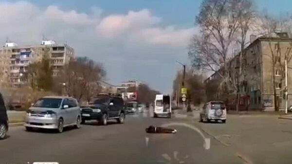 Пациент выпрыгнул на ходу из машины скорой помощи в Комсомольске-на-Амуре. Кадр записи видеорегистратора