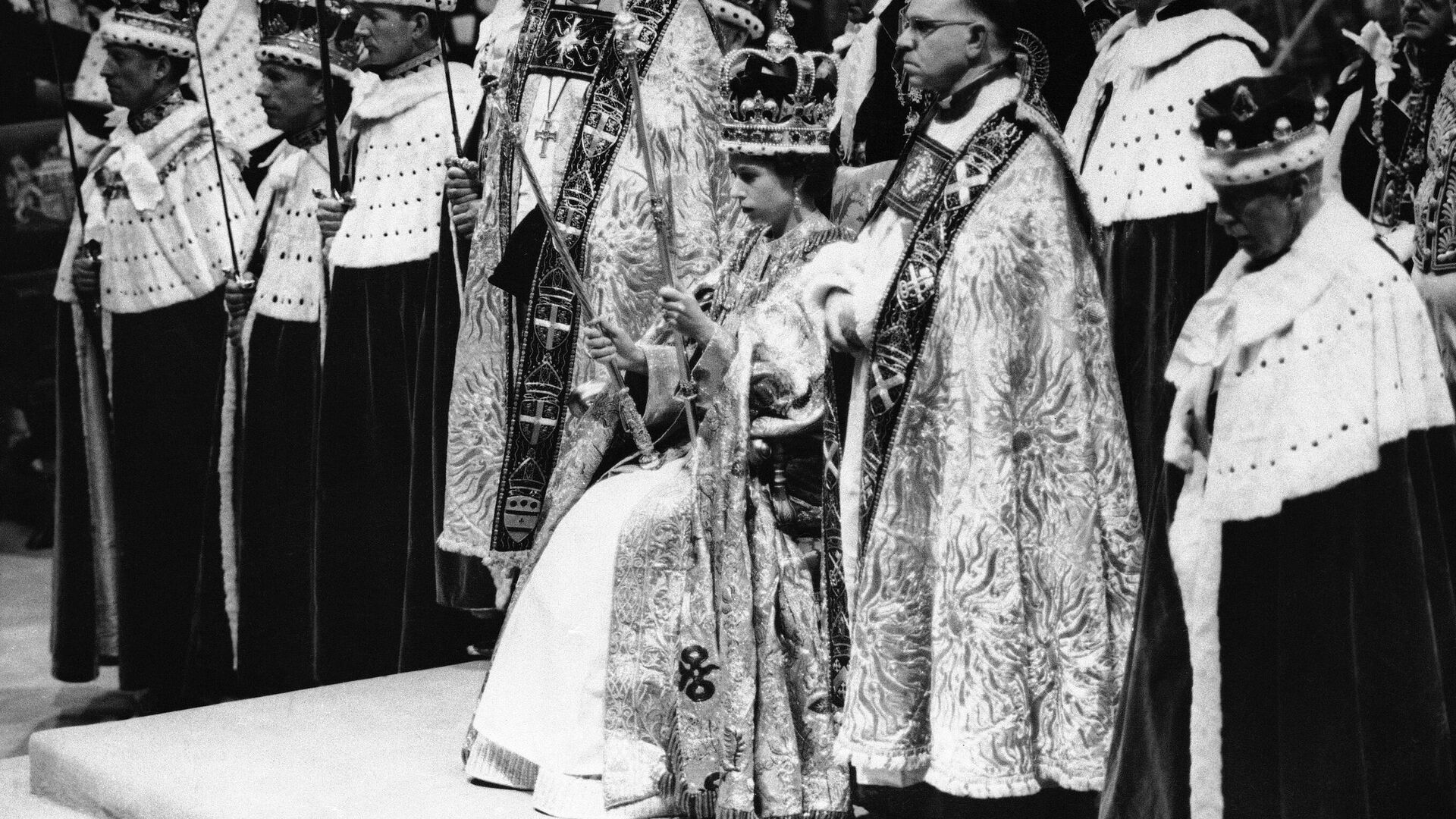 Британская королева Елизавета II коронована как монарх Великобритании, держит Королевский скипетр, восседая на троне в короне Святого Эдуарда в Вестминстерском аббатстве в Лондоне, 2 июня 1953 года - РИА Новости, 1920, 06.05.2023