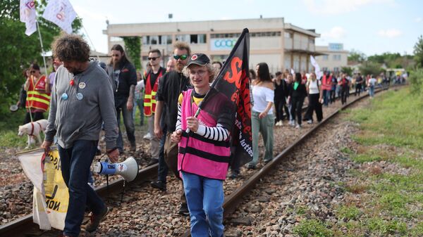 Манифестанты перекрывают железнодорожные пути в знак протеста против визита президента Франции Эммануэля Макрона
