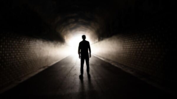 Мужчина в темном тоннеле