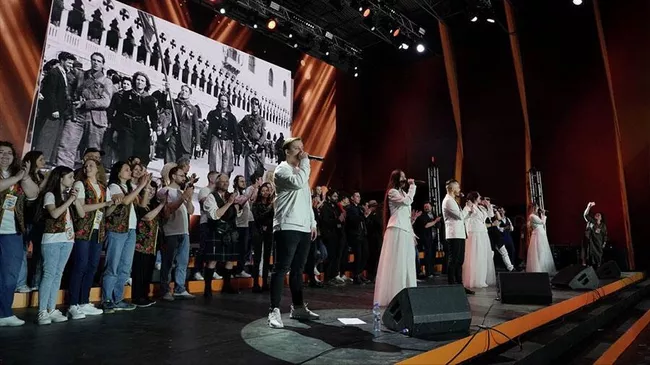 Участники Первого Международного фестиваля антифашистской песни Гитары в строю!