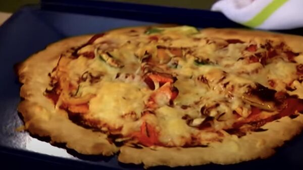 Кадр из видео приготовления пиццы от Юлии Высоцкой