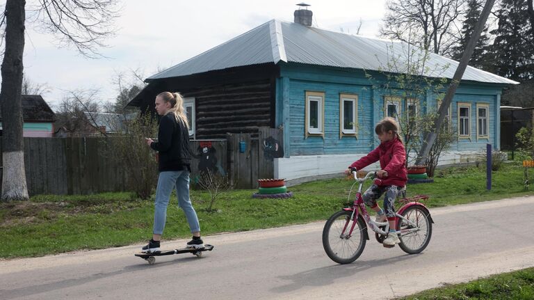 Девочки катаются на улице Чекалина в городе Чекалин Тульской области