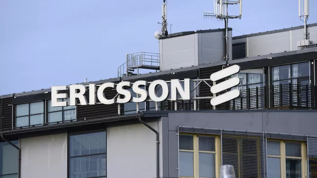 Логотип компании Ericsson на здании штаб-квартиры в пригороде Стокгольма, Швеция