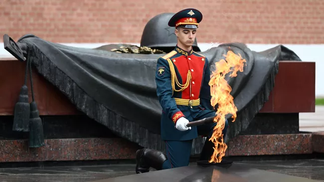 Военнослужащий на церемонии взятия частицы Вечного огня, зажженного на мемориале Могила Неизвестного Солдата у Кремлевской стены в Александровском саду в Москве, где стартует всероссийский автопробег в рамках патриотической акции Огонь памяти