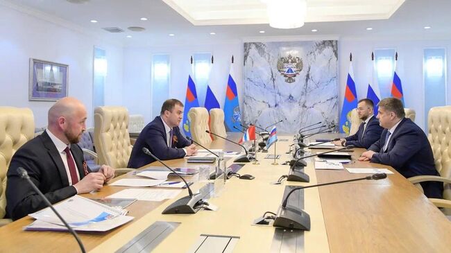 Хоценко обсудил ремонт дорог в Омской области с главой Росавтодора Новиковым