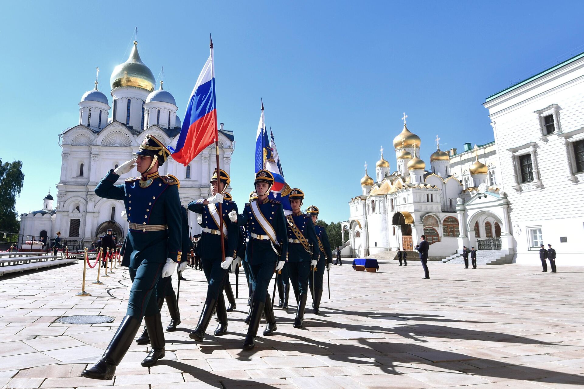 Военнослужащие роты специального караула Президентского полка ФСО России на церемония вручения аттестатов выпускникам кадетских классов ФСО России на Соборной площади Московского Кремля - РИА Новости, 1920, 06.05.2024