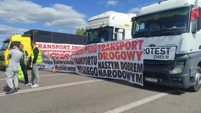 Польские автомобильные грузоперевозчики перекрыли дорогу на границе с Украиной в Дорохуске