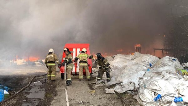 Сотрудники МЧС во время ликвидации пожара в Екатеринбурге