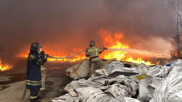 Сотрудники МЧС во время ликвидации пожара в Екатеринбурге